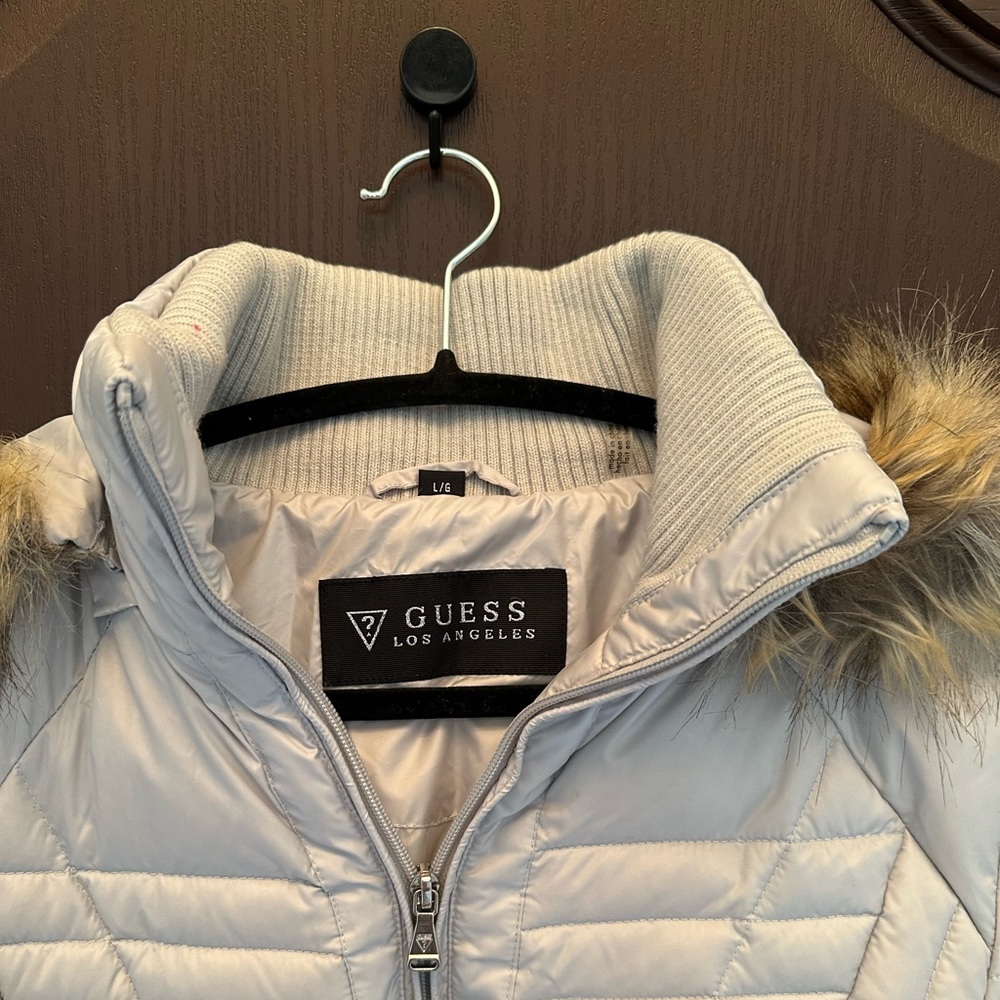 GUESS Womenβs Cream White Long Puffer Coat Size L Faux Fur Hood Detachable Belt - Picture 4 of 7